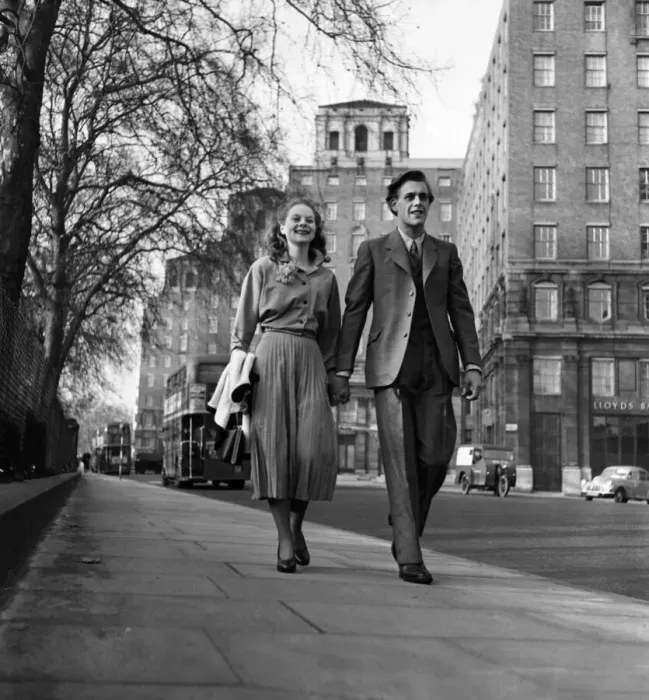 Framed Print : Artist couple Richard and Pat Larter walk around the streets of London Framed Print : Artist couple Richard and Pat Larter walk around the streets of London