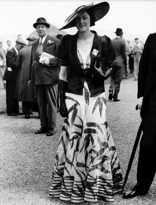 Framed Print : Ascot fashion, 1936 - a long dress, jacket, gloves and wide-brimmed hat finds favour with