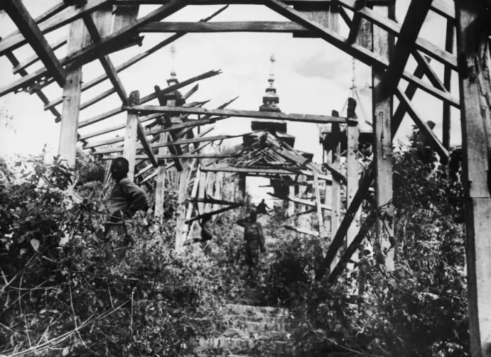 Framed Print : Askaris of the 11th East African Division occupy Kalewa part of the Chindwin River Port