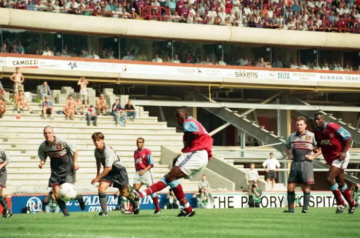 Framed Print : Aston Villa 3 -1 Manchester United Premiership match held at Villa Park. 19th August 1995 Framed Print : Aston Villa 3 -1 Manchester United Premiership match held at Villa Park. 19th August 1995