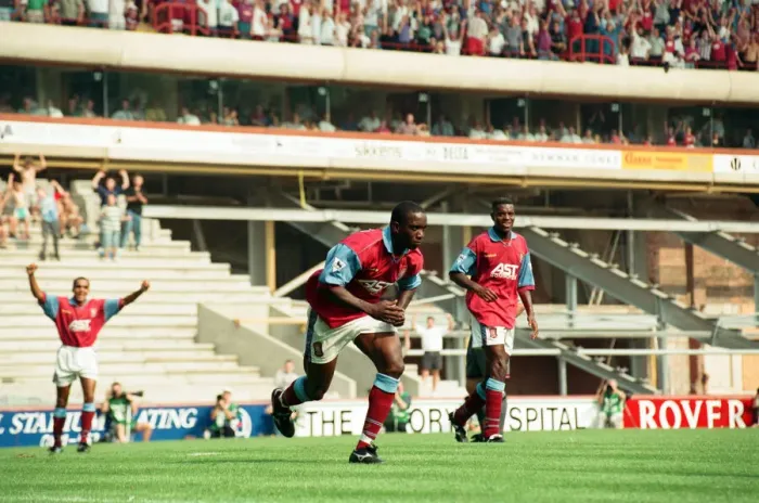 Framed Print : Aston Villa 3 -1 Manchester United Premiership match held at Villa Park. 19th August 1995