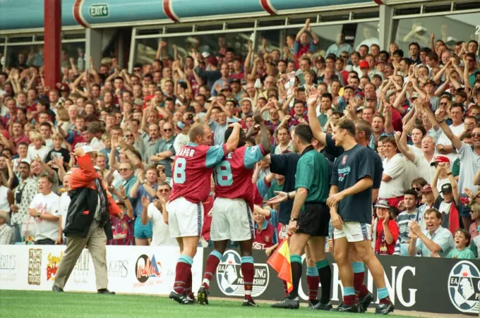 Framed Print : Aston Villa 3 -1 Manchester United Premiership match held at Villa Park. 19th August 1995
