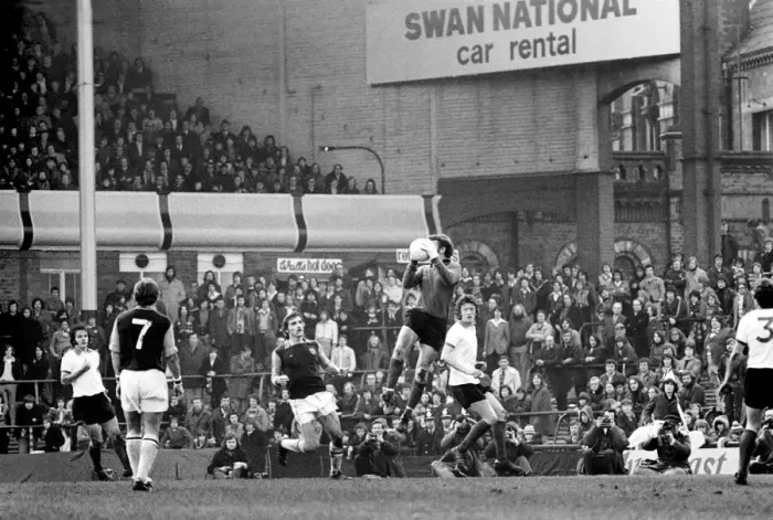 Framed Print : Aston Villa F. C. vs. Manchester United F. C. February 1975 75-01050-003