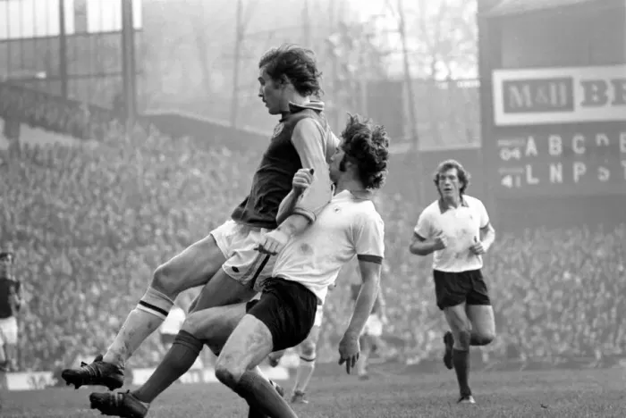 Framed Print : Aston Villa F. C. vs. Manchester United F. C. February 1975 75-01050-012 Framed Print : Aston Villa F. C. vs. Manchester United F. C. February 1975 75-01050-012