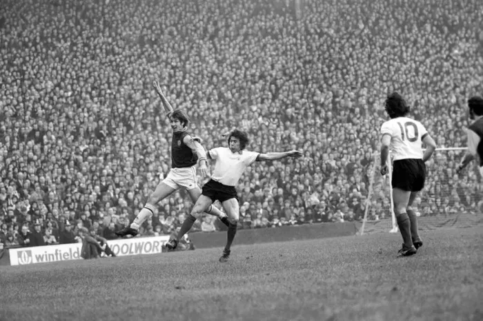 Framed Print : Aston Villa F. C. vs. Manchester United F. C. February 1975 75-01050-005 Framed Print : Aston Villa F. C. vs. Manchester United F. C. February 1975 75-01050-005