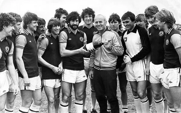 Aston Villa Manager Ron Saunders with his team, receives the Evening Mail Sports