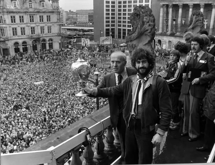 Framed Print : Aston Villa manager Ron Saunders and team captain Dennis Mortimer show off the League