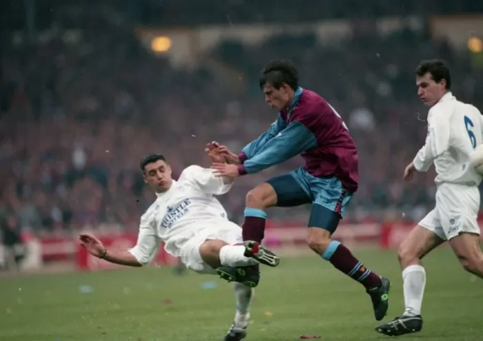 Framed Print : Aston Villa v Leeds United Coca-Cola Cup final at Wembley Stadium, 24th March 1996 Framed Print : Aston Villa v Leeds United Coca-Cola Cup final at Wembley Stadium, 24th March 1996