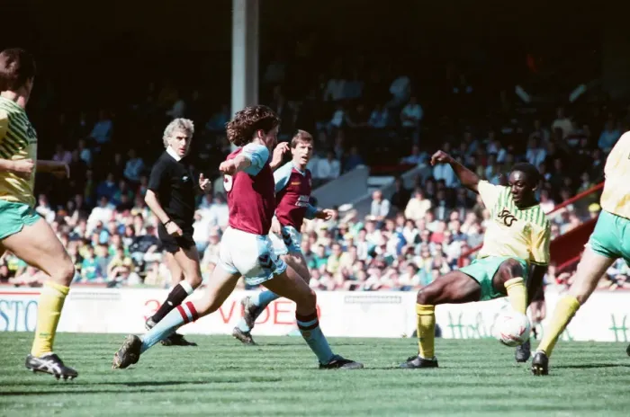 Framed Print : Aston Villa v Norwich City, league match at Villa Park April 1990 Framed Print : Aston Villa v Norwich City, league match at Villa Park April 1990