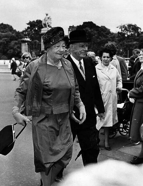 Athen Seyler July 1964 actress and husband Nicholas Hannen at Buckingham Palace garden