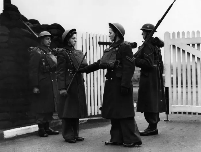 Framed Print : ATS girls of a mixed heavy a gun site at Prestwich near Manchester share general duties Framed Print : ATS girls of a mixed heavy a gun site at Prestwich near Manchester share general duties