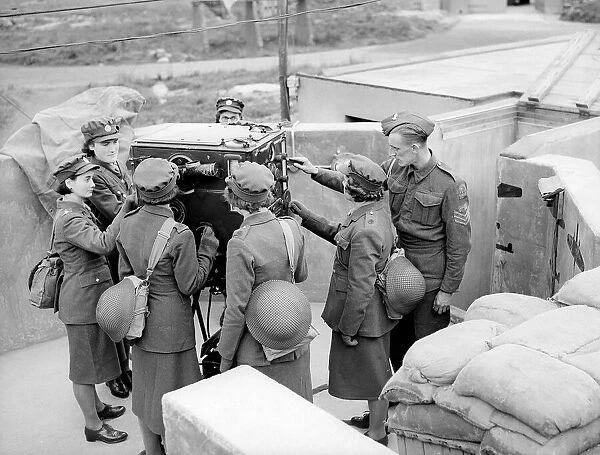 ATS recruits look through a ranging device during 1941 Women doing mens jobs