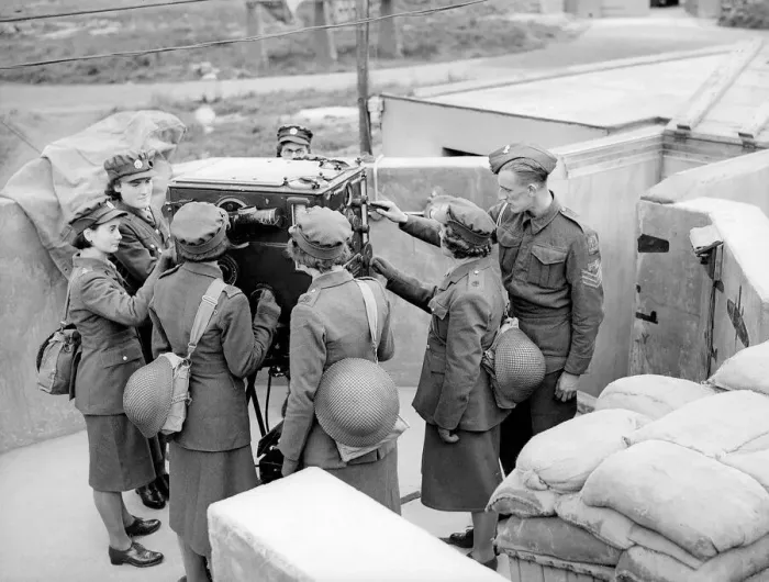 Framed Print : ATS recruits look through a ranging device during 1941 Women doing mens jobs