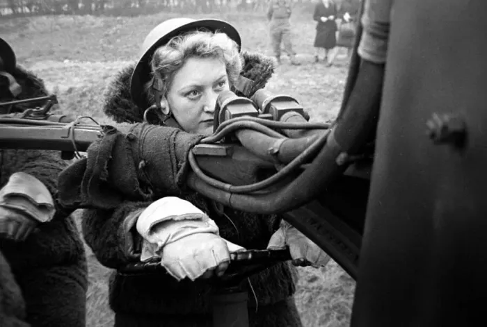 Framed Print : ATS women on searchlight Battery during the second World War January 1943 Framed Print : ATS women on searchlight Battery during the second World War January 1943