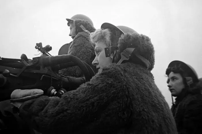 Framed Print : ATS women on searchlight Battery during the second World War January 1943 Framed Print : ATS women on searchlight Battery during the second World War January 1943