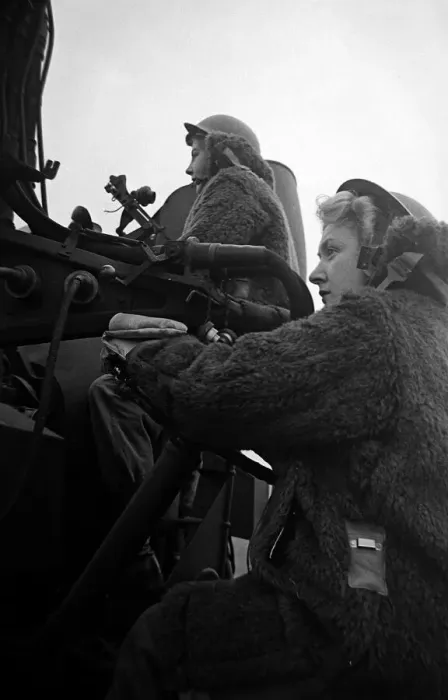 Framed Print : ATS women on searchlight Battery during the second World War January 1943 Framed Print : ATS women on searchlight Battery during the second World War January 1943