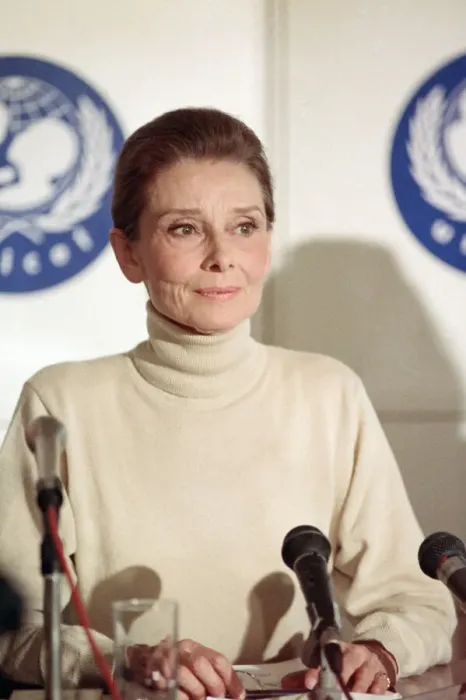 Framed Print : Audrey Hepburn speaking at UNICEF after returning from a trip to Somalia Framed Print : Audrey Hepburn speaking at UNICEF after returning from a trip to Somalia