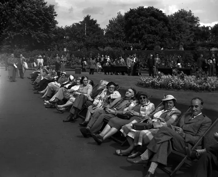 Framed Print : August bank Holiday - Scenes in London - August 1953