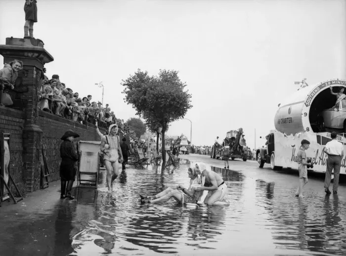 Framed Print : August Bank holiday weekend at Southend, Essex. 27th August 1955 Framed Print : August Bank holiday weekend at Southend, Essex. 27th August 1955