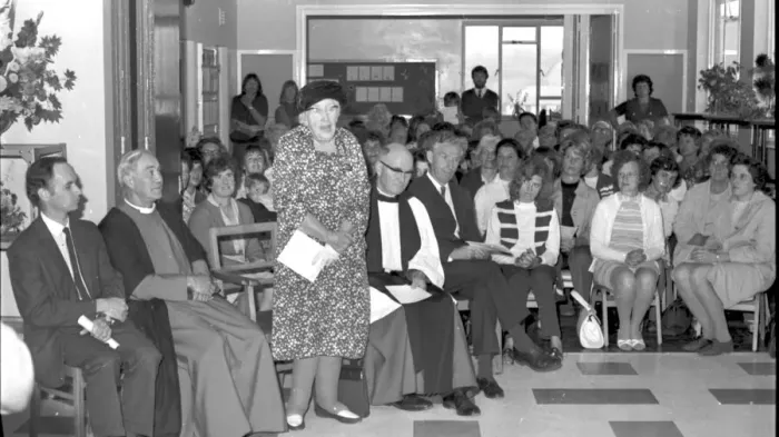 Framed Print : Author Agatha Christie addressing the dignatories at Galmpton primary school Framed Print : Author Agatha Christie addressing the dignatories at Galmpton primary school