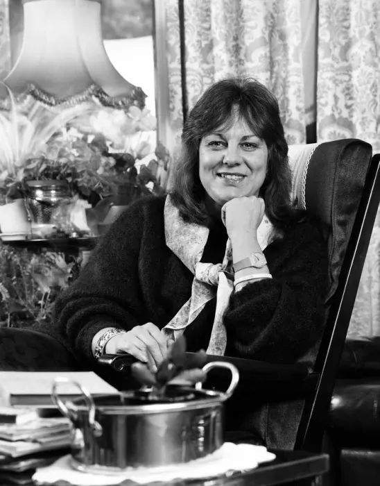 Framed Print : Author Sue Townsend at home. 7th November 1984 Framed Print : Author Sue Townsend at home. 7th November 1984