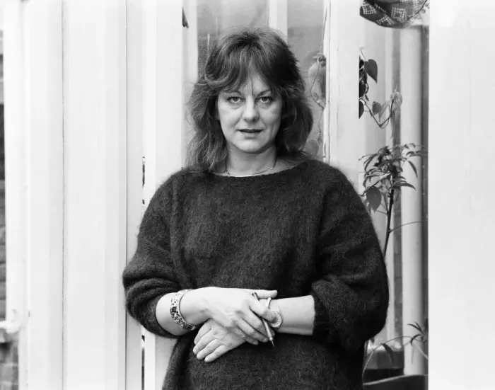 Framed Print : Author Sue Townsend at home. 7th November 1984 Framed Print : Author Sue Townsend at home. 7th November 1984