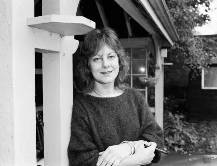 Framed Print : Author Sue Townsend at home. 7th November 1984 Framed Print : Author Sue Townsend at home. 7th November 1984