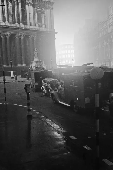 Framed Print : Auxiliary fire engines and pumps outside St Pauls Cathedral, London