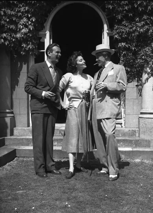 Framed Print : Ava Gardner and Nigel Patrick at Pinewood Studios where they have been working in