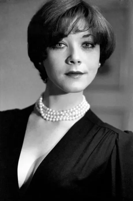 Framed Print : Avenger Girl: Pictures of ex-Avenger girl Linda Thorson taken at her Regents Park flat