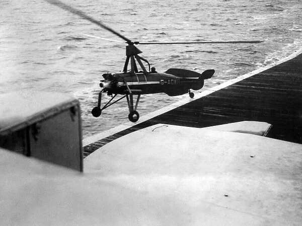 Aviation, Autogiro. The take-off, made diagonally so as to avoid the gun turrets