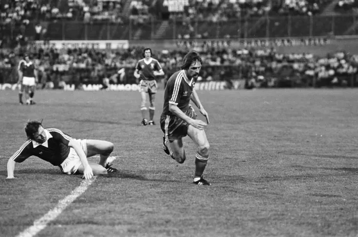 Framed Print : AZ Alkmaar v Ipswich Town in action during 2nd leg match of UEFA Cup Final at the Olympic Framed Print : AZ Alkmaar v Ipswich Town in action during 2nd leg match of UEFA Cup Final at the Olympic