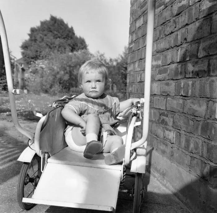 Framed Print : Baby attacked by Jackdaw. Christine Ryder (14 months) who was attacked by a Jackdaw