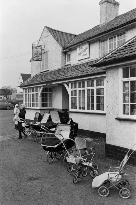 Framed Print : Baby Clinic at the Bricklayers Arms Public House, Thornton, Leicestershire Framed Print : Baby Clinic at the Bricklayers Arms Public House, Thornton, Leicestershire