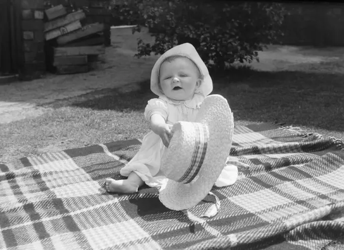 Framed Print : Baby with large straw hat 14 / 6 / 1950 024591 / 4 Framed Print : Baby with large straw hat 14 / 6 / 1950 024591 / 4