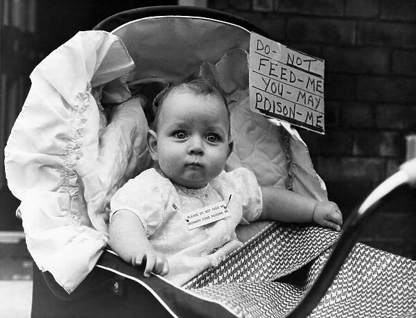 Baby Paul in his pram with the notice that must be observed. November 1968 P012115