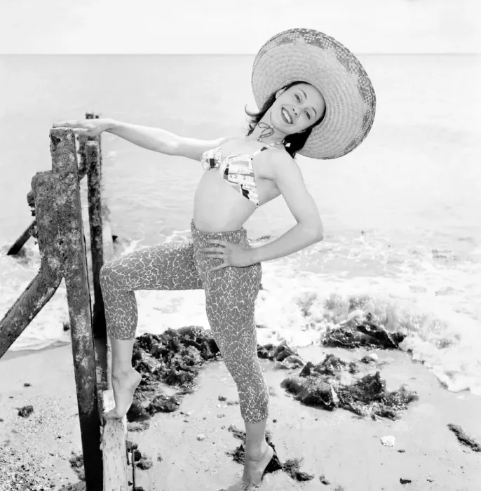 Framed Print : Ballerina Anne Youngman modelling beachwear fashions. 1960 E466-004