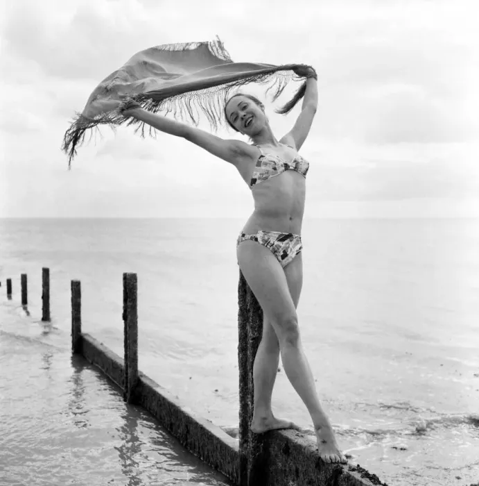 Framed Print : Ballerina Anne Youngman modelling beachwear fashions. 1960 E466-003