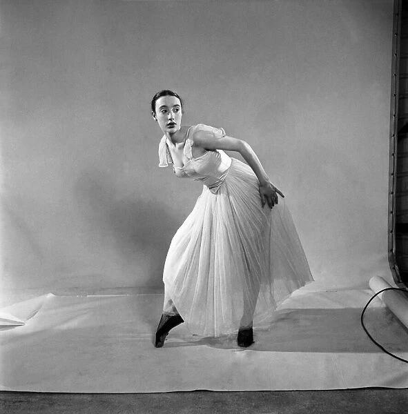 Ballet dancer Iris Pola Kora. December 1953 D7303-002