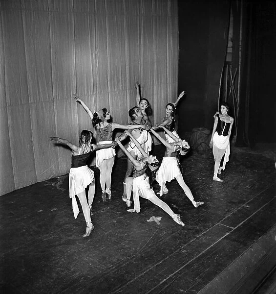 Ballet Dancers rehearsing for their tour of the Provinces. June 1950 O24348-001