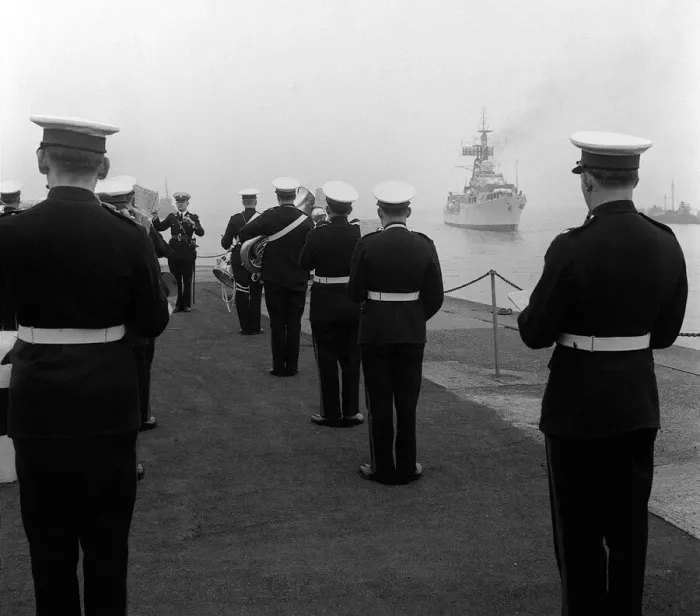 Framed Print : The band of the Chatham Royal Marines plays to the frigate HMS Crossbow as it comes in to Framed Print : The band of the Chatham Royal Marines plays to the frigate HMS Crossbow as it comes in to