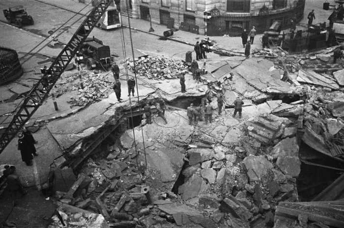 Framed Print : The Bank of England and Royal Exchange after the raid during the night of 11 January 1941 Framed Print : The Bank of England and Royal Exchange after the raid during the night of 11 January 1941