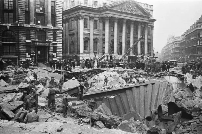 Framed Print : The Bank of England and Royal Exchange after the raid during the night of 11 January 1941 Framed Print : The Bank of England and Royal Exchange after the raid during the night of 11 January 1941