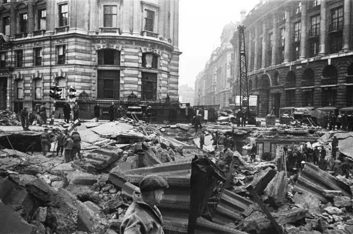 Framed Print : The Bank of England and Royal Exchange after the raid during the night of 11 January 1941 Framed Print : The Bank of England and Royal Exchange after the raid during the night of 11 January 1941
