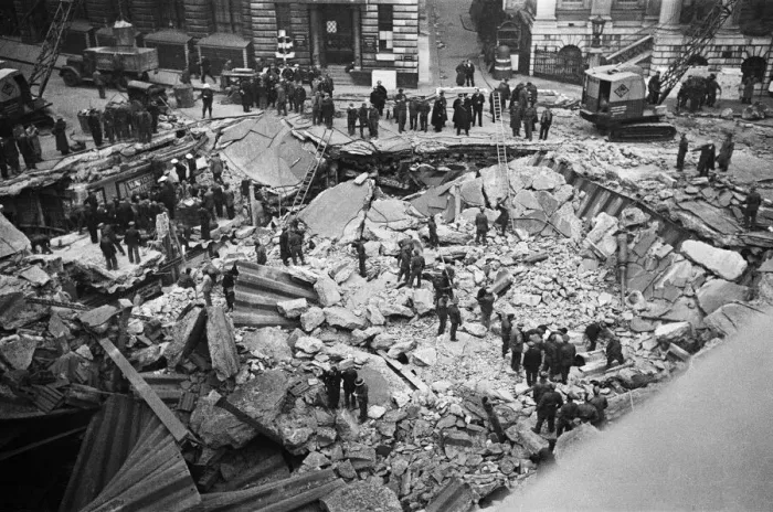 Framed Print : The Bank of England and Royal Exchange after the raid during the night of 11 January 1941 Framed Print : The Bank of England and Royal Exchange after the raid during the night of 11 January 1941