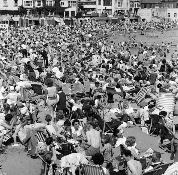 Framed Print : Bank holiday scenes in Broadstairs, Kent. 5th August 1962 Framed Print : Bank holiday scenes in Broadstairs, Kent. 5th August 1962