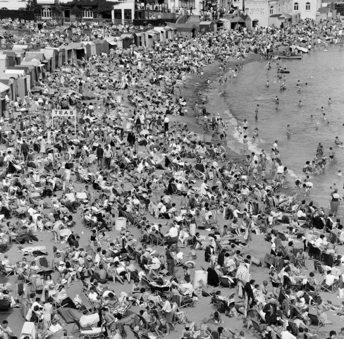 Framed Print : Bank holiday scenes in Broadstairs, Kent. 5th August 1962 Framed Print : Bank holiday scenes in Broadstairs, Kent. 5th August 1962