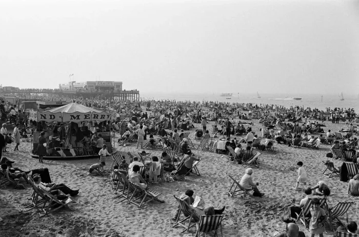 Framed Print : Bank holiday scenes at Margate, Kent. 27th August 1967 Framed Print : Bank holiday scenes at Margate, Kent. 27th August 1967