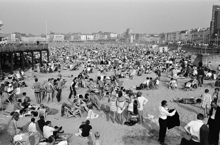 Framed Print : Bank holiday scenes at Margate, Kent. 27th August 1967 Framed Print : Bank holiday scenes at Margate, Kent. 27th August 1967