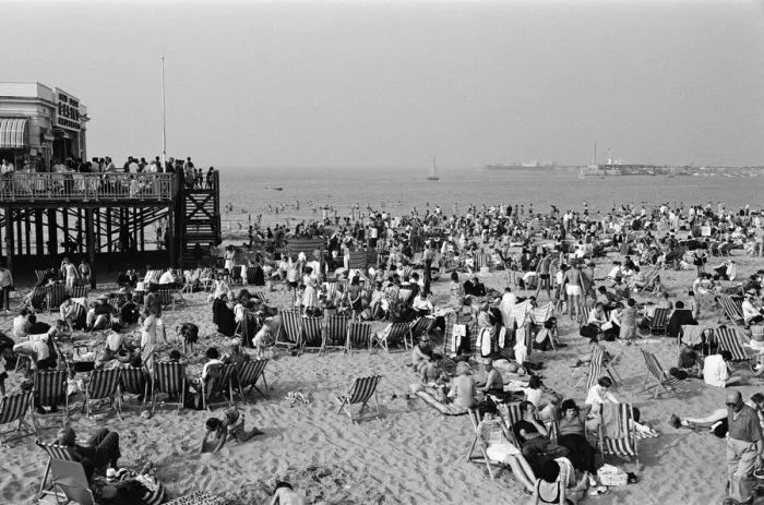 Framed Print : Bank holiday scenes at Margate, Kent. 27th August 1967 Framed Print : Bank holiday scenes at Margate, Kent. 27th August 1967
